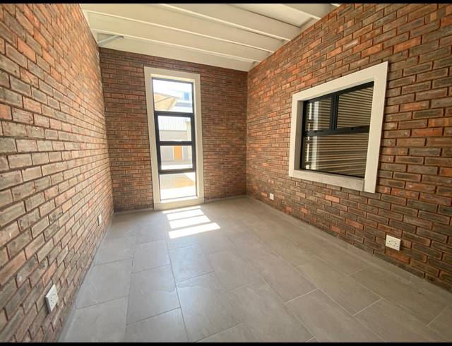 240M² WAREHOUSE TO LET IN MOSSDUSTRIA